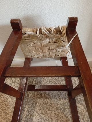 Banco de madera y yute