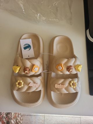 Chanclas Beige con Adornos Divertido