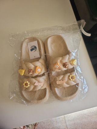 Chanclas Beige con Adornos Divertido