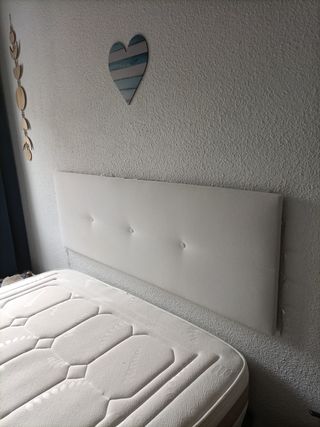Cabecero de cama blanco tapizado