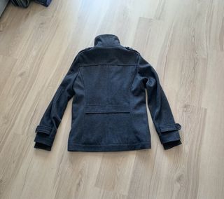 Abrigo gris con cuello alto