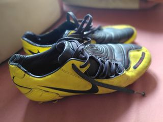 Zapatos de fútbol Nike Amarillo y Negro