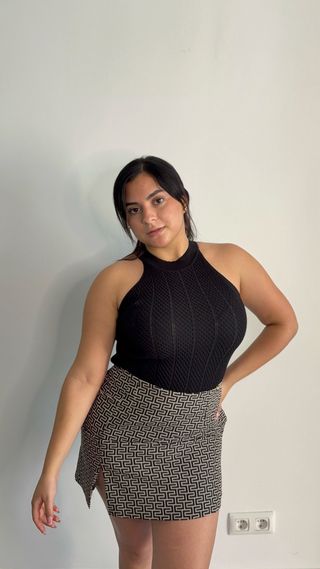Top halter negro y falda estampada