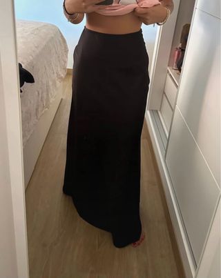 Falda larga satinada negra
