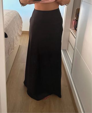 Falda larga satinada negra
