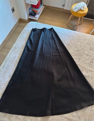 Falda larga satinada negra
