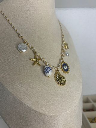 Collar con dijes de perlas y mar