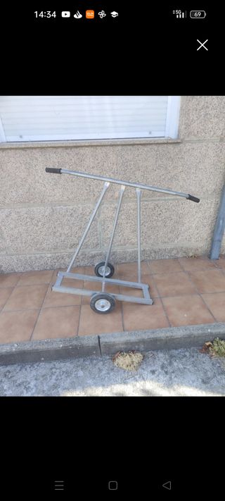 Carro de metal con ruedas