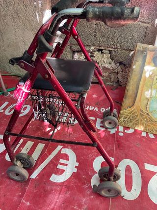 Andador de cuatro ruedas con asiento