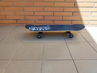 Monopatín con casco
