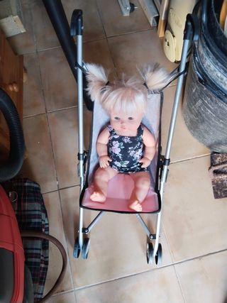 Muñeca con cochecito