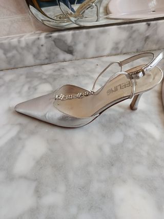 Zapatos de vestir plateados con brillantes 