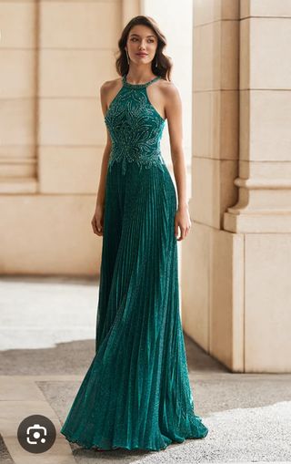Vestido verde largo con pedrería