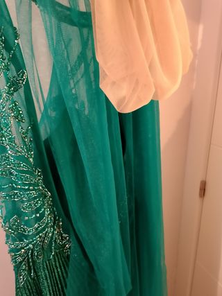 Vestido verde largo con pedrería