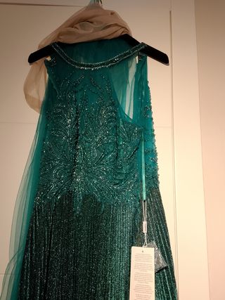 Vestido verde largo con pedrería