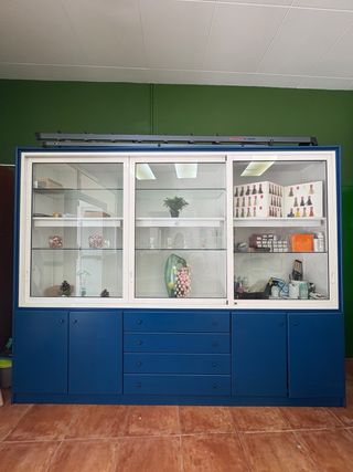 Vitrina expositor azul con puertas y cajones