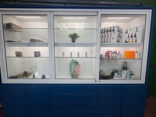 Vitrina expositor azul con puertas y cajones