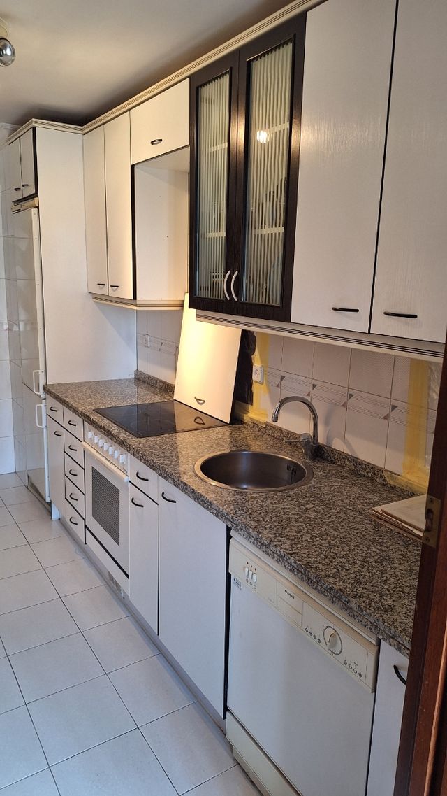 Mueble de cocina blanco y negro