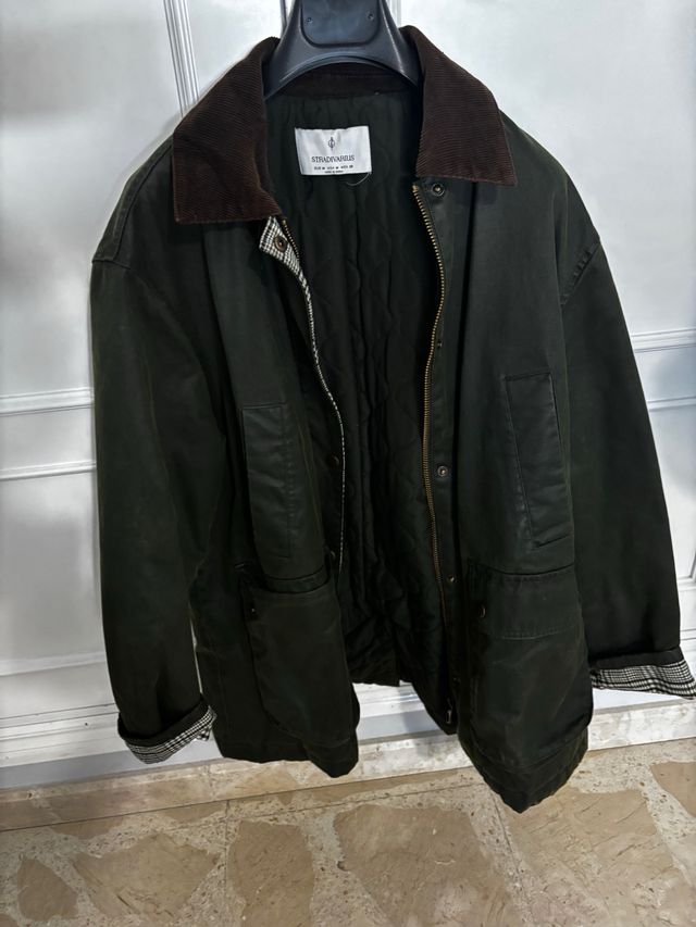Abrigo Verde Stradivarius estilo Barbour
