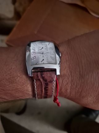 Reloj Guess plateado y marrón