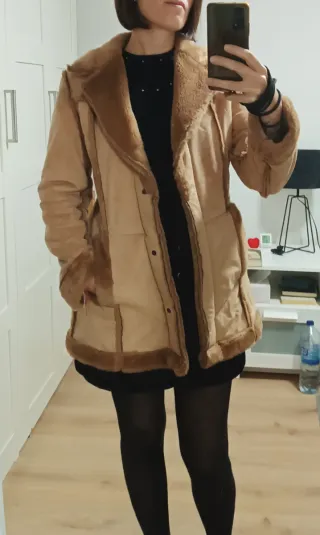 Chaqueta de lana beige y marrón.