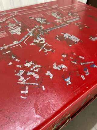 Mesa decorada roja y dorada antigua