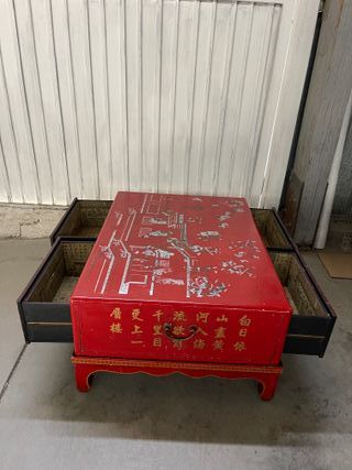 Mesa decorada roja y dorada antigua