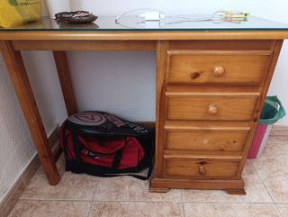 Escritorio de madera con cajones