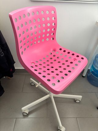 Silla giratoria rosa de plástico