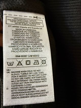 Chaqueta Adidas Negra con Diseño Geométrico