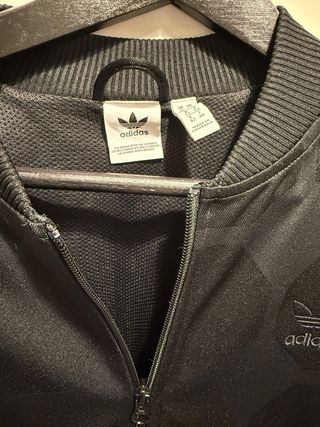 Chaqueta Adidas Negra con Diseño Geométrico