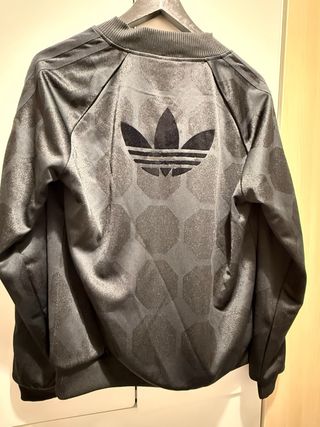 Chaqueta Adidas Negra con Diseño Geométrico
