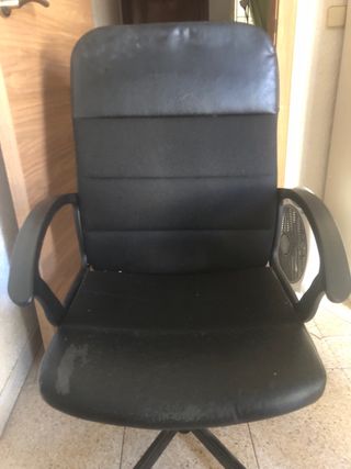 Sillón de oficina negro con ruedas