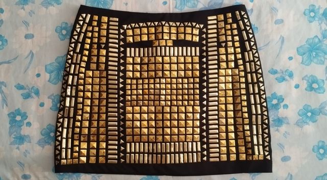 Falda corta con tachuelas doradas