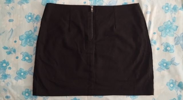 Falda corta con tachuelas doradas