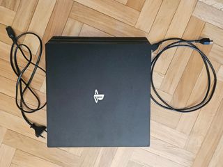 PS4 Pro 1TB + 2 mandos + cargador mandos + 2 Juego