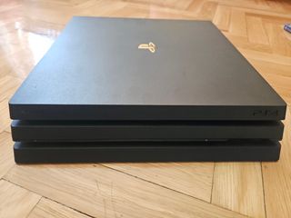 PS4 Pro 1TB + 2 mandos + cargador mandos + 2 Juego