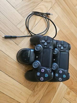PS4 Pro 1TB + 2 mandos + cargador mandos + 2 Juego