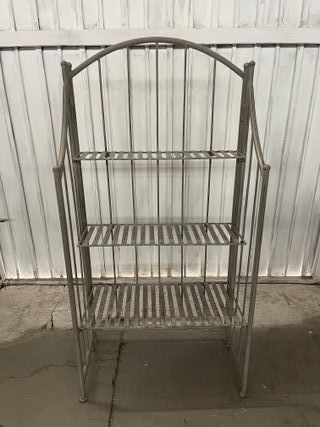 Estantería metálica envejecida