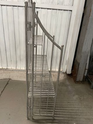 Estantería metálica envejecida