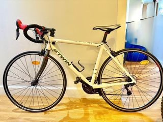 Bicicleta de carretera blanca B'TWIN triban 3