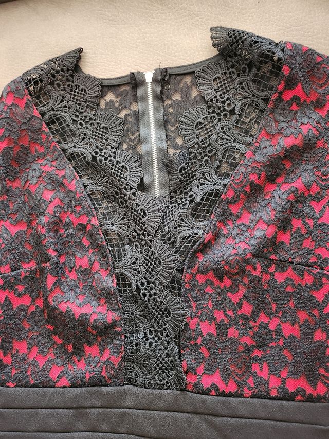 Vestido Negro y Rojo con Encaje