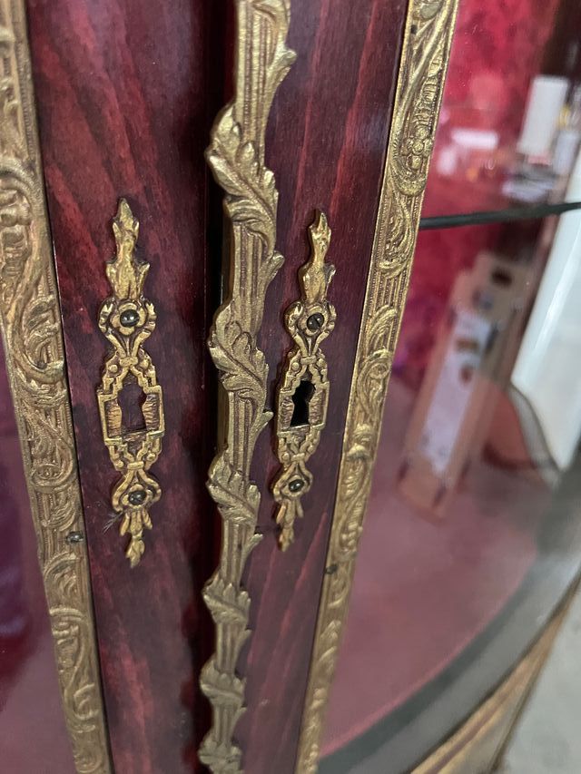 Vitrina de madera con detalles dorados