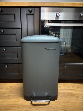 Cubo de basura gris con pedal
solo se usó 3 meses