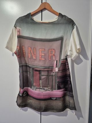 Blusa con estampado de coche y diner