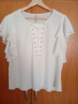 Blusa Stradivarius blanca con cordones