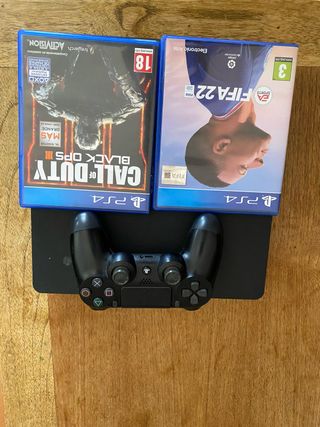 PS4 (PlayStation 4) con FIFA 22 y Call of Duty