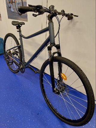 Bicicleta de trekking 28 pulgadas aluminio monoplato 9V