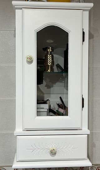 Mueble de pared blanco con detalles dorados