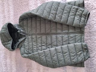 Plumífero ligero verde talla L.pull&bear. 